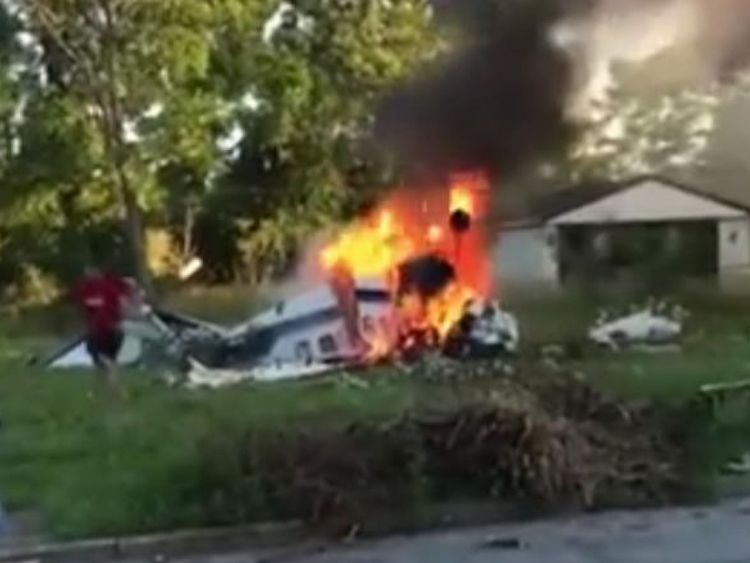 Un adolescent est vu émergeant d'un avion léger brûlant près de Detroit