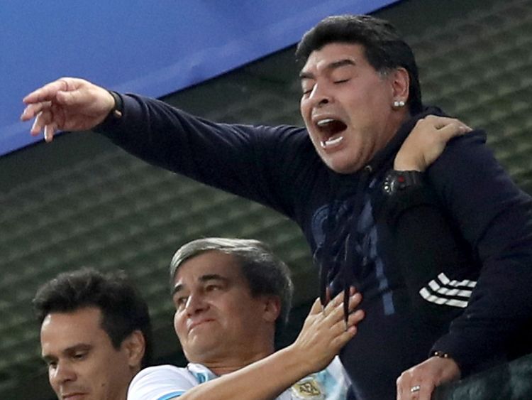 Saint-Pétersbourg, Russie - 26 juin: Diego Armando Maradona est vu dans les gradins lors du match du groupe D de la Coupe du Monde de la FIFA 2018 entre le Nigeria et l'Argentine au Stade de Saint-Pétersbourg le 26 juin 2018 à Saint-Pétersbourg, Russie. (Photo par Alex Livesey / Getty Images)
