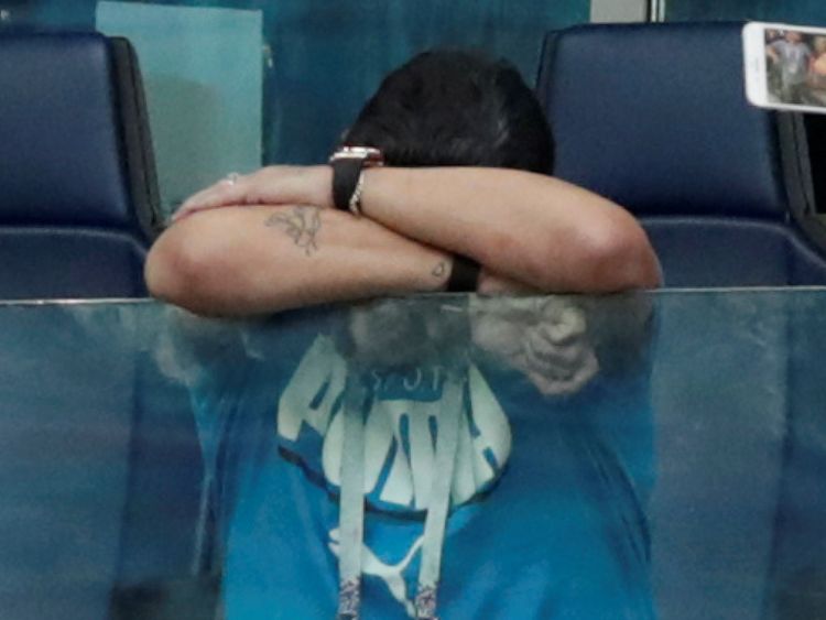 Saint-Pétersbourg, Russie - 26 juin: Diego Armando Maradona est vu dans les gradins lors du match du groupe D de la Coupe du Monde de la FIFA 2018 entre le Nigeria et l'Argentine au Stade de Saint-Pétersbourg le 26 juin 2018 à Saint-Pétersbourg, Russie. (Photo par Alex Livesey / Getty Images)
