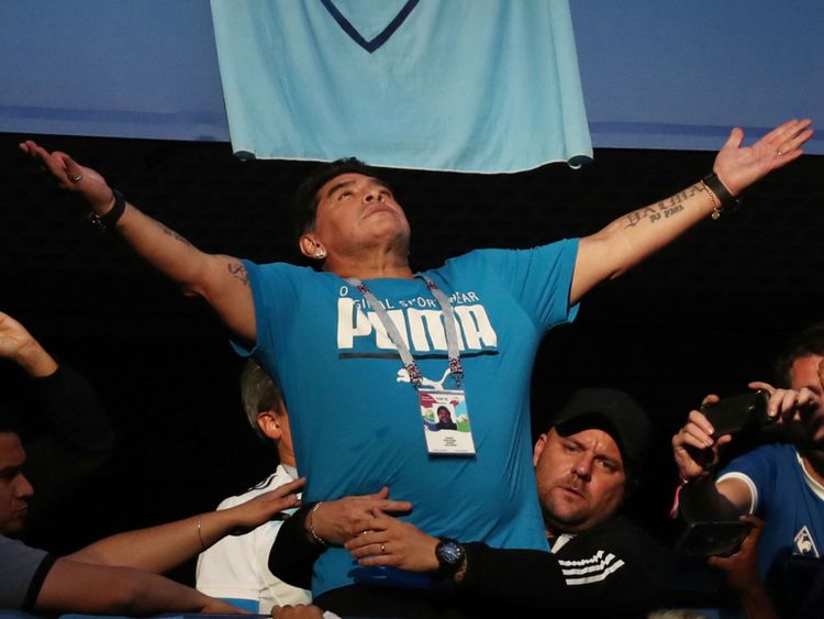 Les fans prennent des photos de Diego Maradona dans les tribunes avant le match REUTERS / Sergio Perez