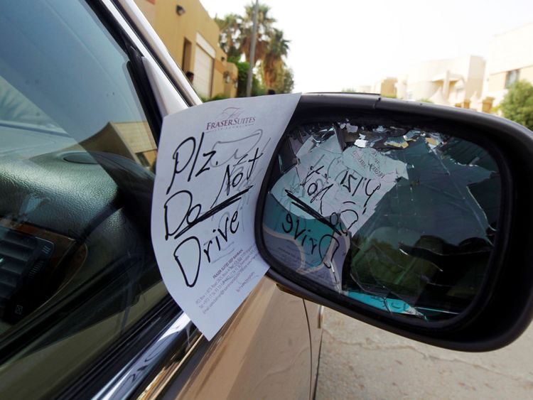 Une photo d'un inconnu sur la voiture d'une conductrice, Azza Al Shmasani, est photographiée en Arabie Saoudite le 22 juin 2011. Photo prise le 22 juin 2011. REUTERS / Fahad Shadeed / Photo du fichier