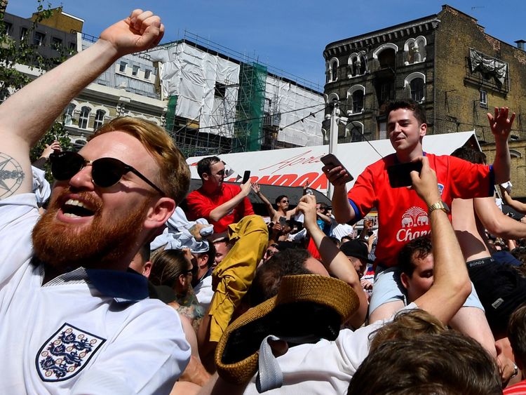 Les fans d'Angleterre à Londres célèbrent les scores de l'équipe