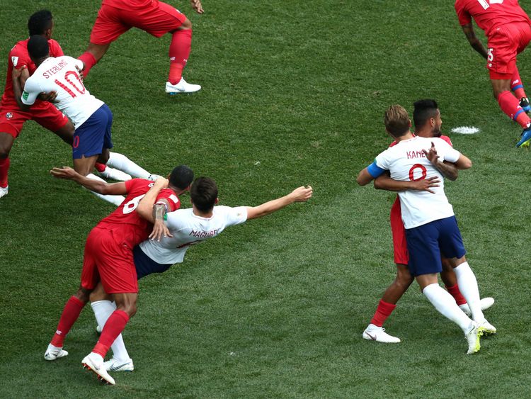 Les joueurs anglais se retrouvent bloqués par les défenseurs panaméens lors d'un corner