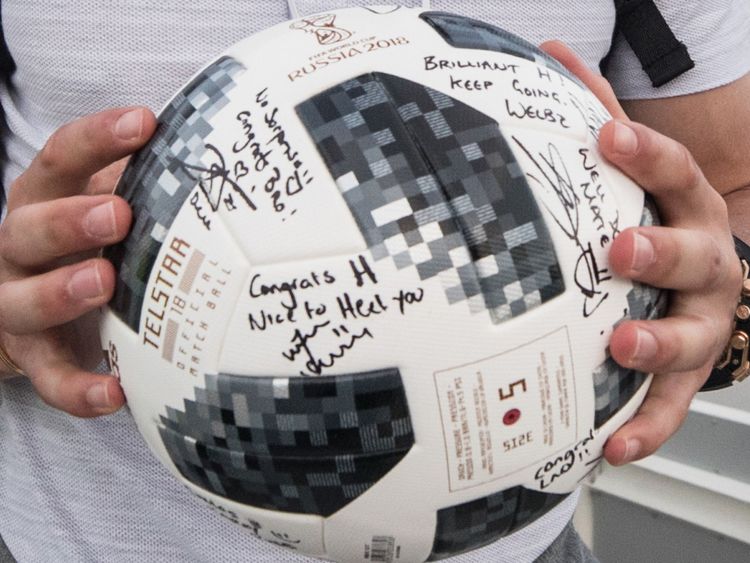 Le ballon de match a été signé par l'équipe
