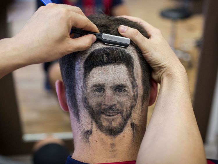  Un fan de football arbore un tatouage de cheveux montrant le portrait du footballeur argentin Lionel Messi 