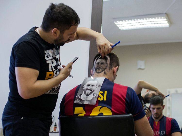  Un fan de football arbore un tatouage de cheveux montrant le portrait du joueur de football argentin Lionel Messi 