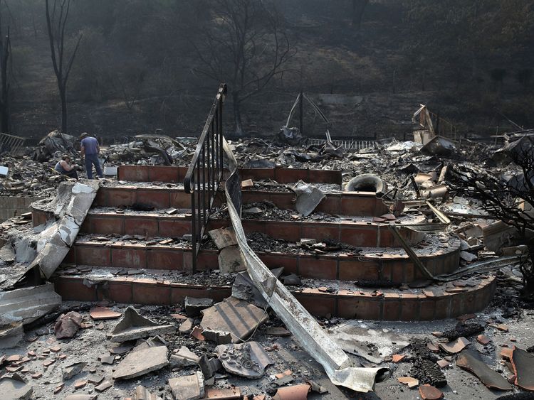  Des escaliers demeurent dans une maison détruite par l'incendie de l'Atlas le 13 octobre 2017 à Napa, en Californie 