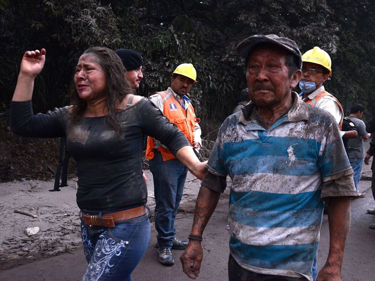  Des gens fuient le village d'El Rodeo 