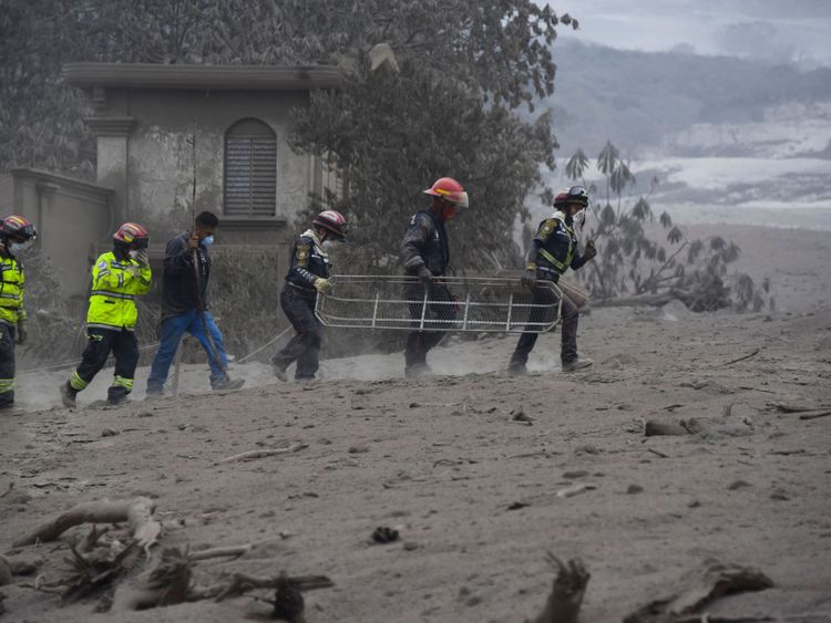  Les sauveteurs recherchent des victimes à San Miguel Los Lotes [19659006] </span><br />
        <span class=