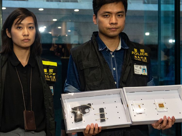 Un fusil saisi après le tournage à Hong Kong