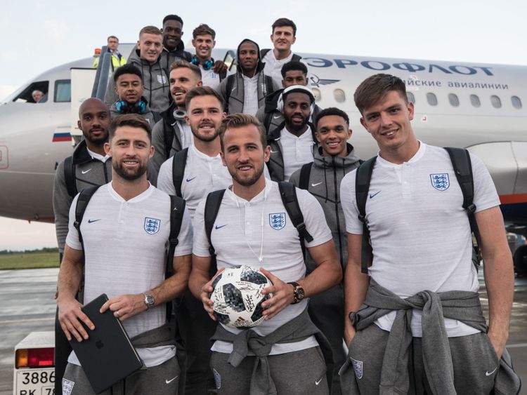 L'équipe d'Angleterre a signé le ballon de match suivant le tour du chapeau de Harry Kane

