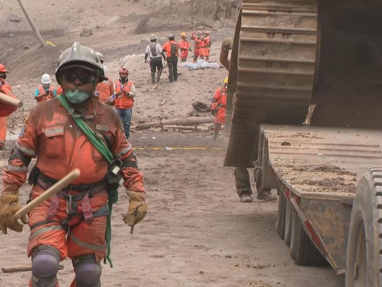  Une excavatrice arrive pour aider au creusement 