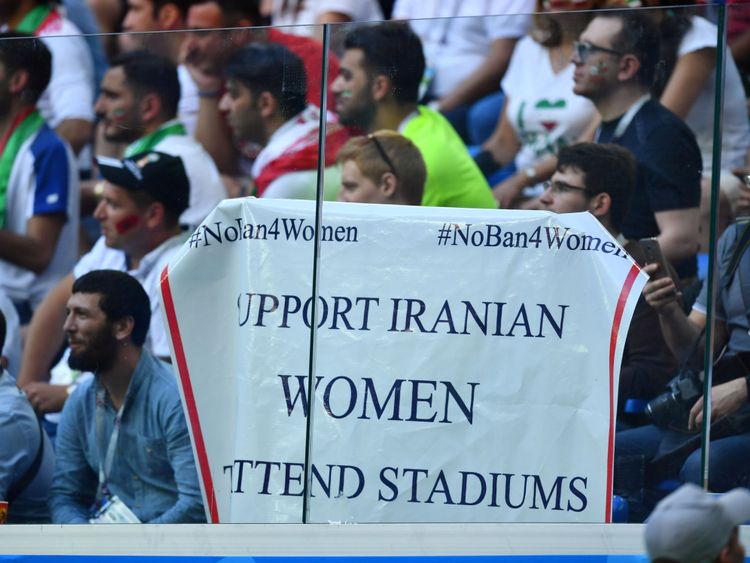 Football - Coupe du Monde - Groupe B - Maroc vs Iran - Stade de Saint-Pétersbourg, Saint-Pétersbourg, Russie - 15 juin 2018 Vue générale d'une banderole affichée référençant les femmes iraniennes au cours du match REUTERS / Dylan Martinez