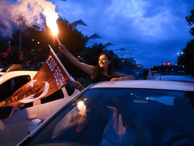 Les supporters de Recep Tayyip Erdogan célèbrent à Istanbul