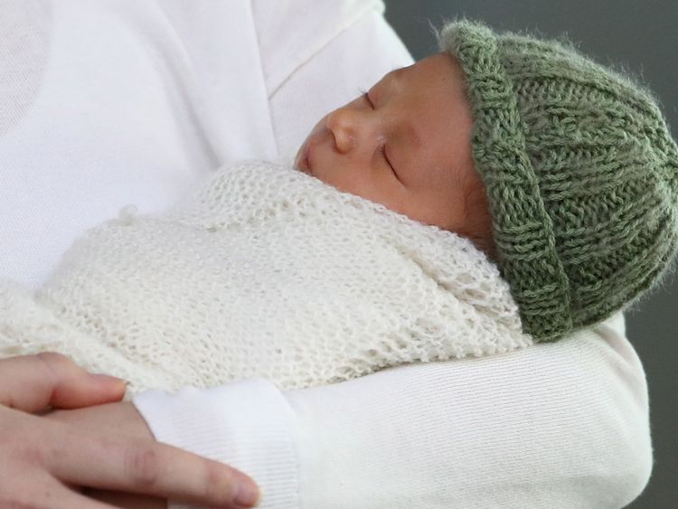 La première ministre néo-zélandaise Jacinda Ardern et son partenaire Clarke Gayford posent pour une photo avec leur nouvelle petite fille le 24 juin 2018 à Auckland, en Nouvelle-Zélande. Le Premier ministre Ardern est le deuxième leader mondial à accoucher et le premier dirigeant élu à prendre un congé de maternité. Arden prendra six semaines de congé avec le vice-premier ministre Winston Peters assumant le rôle de Premier ministre par intérim. *** Légende locale *** Jacinda Ardern; Clarke Gayford