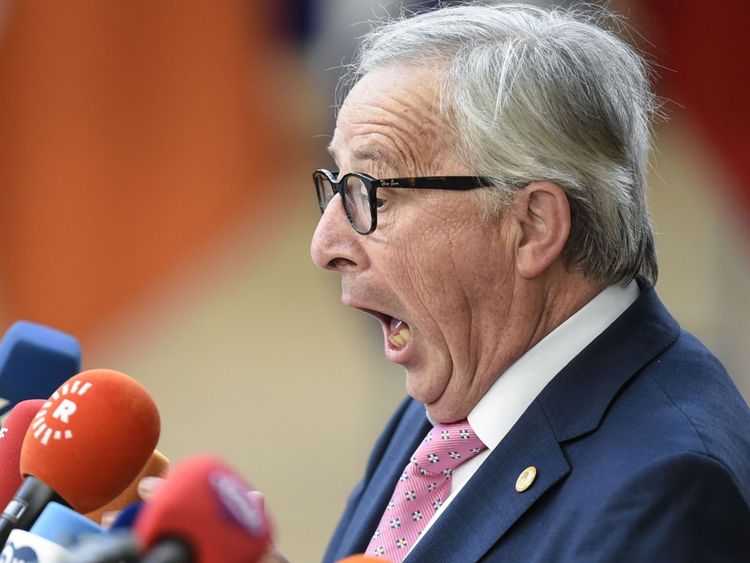 TOPSHOT - Le président de la Commission européenne, Jean-Claude Juncker, réagit alors qu'il s'adresse aux journalistes lors d'une réunion des dirigeants de l'Union européenne. Sommet sur les migrations, le Brexit et les réformes de la zone euro le 28 juin 2018 au bâtiment Europa à Bruxelles. - La réunion de deux jours à Bruxelles devrait être dominée par de profondes divisions sur la migration, le chancelier allemand affirmant que la question pourrait décider du sort du bloc lui-même. (Photo par JOHN THYS / AFP) 
