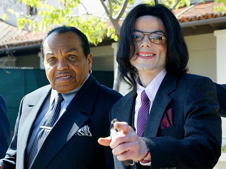 Joe Jackson et Michael Jackson pendant le procès de Michael