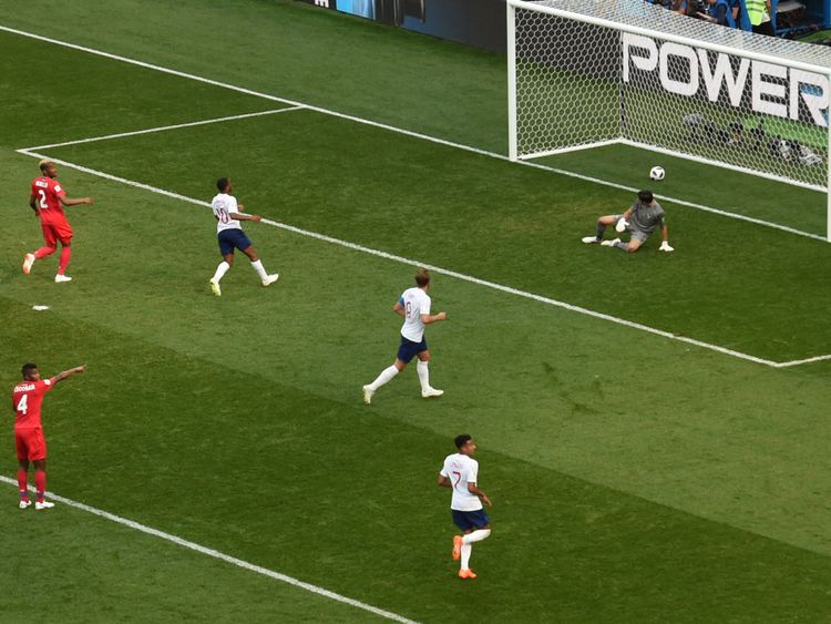 Jaime Penedo est laissé immobile après une déviation de Kane atterrit dans le dos du Panama