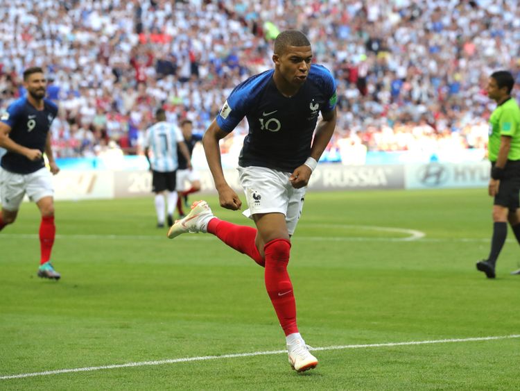 Kylian Mbappe célèbre mettre la France en tête