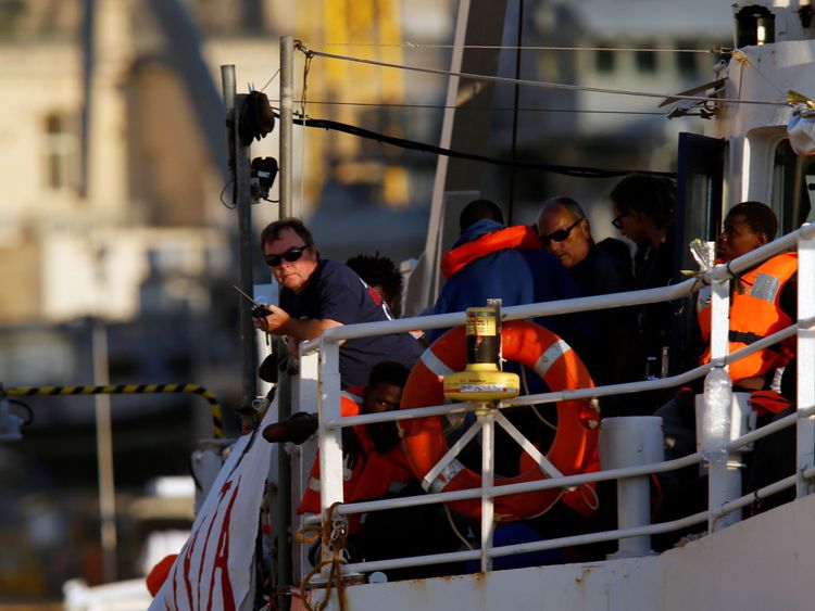 Le capitaine Claus-Peter Reisch est vu à bord du bateau de charité Lifeline