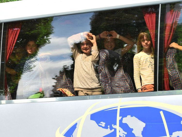  Les élèves en voyage scolaire regardent depuis leur bus car ils doivent rester dans le parking 