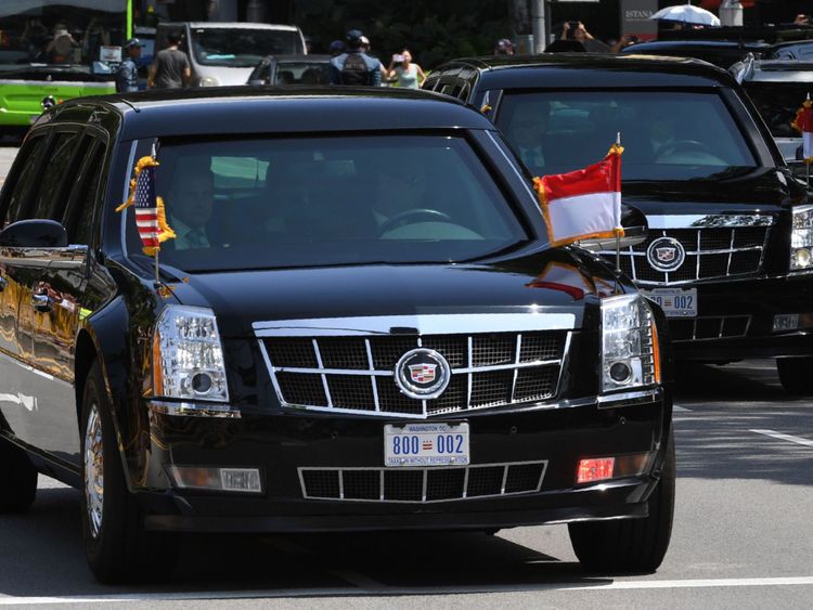  Le cortège motorisé transportant le président américain Donald Trump se dirige vers Istana, la résidence officielle du Premier ministre singapourien, pour un programme bilatéral devant les Etats-Unis. Sommet de Corée du Nord à Singapour le 11 juin 2018 