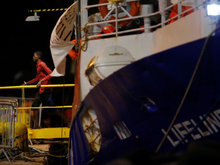 Un migrant débarque du navire de charité Lifeline at Boiler Wharf à Senglea