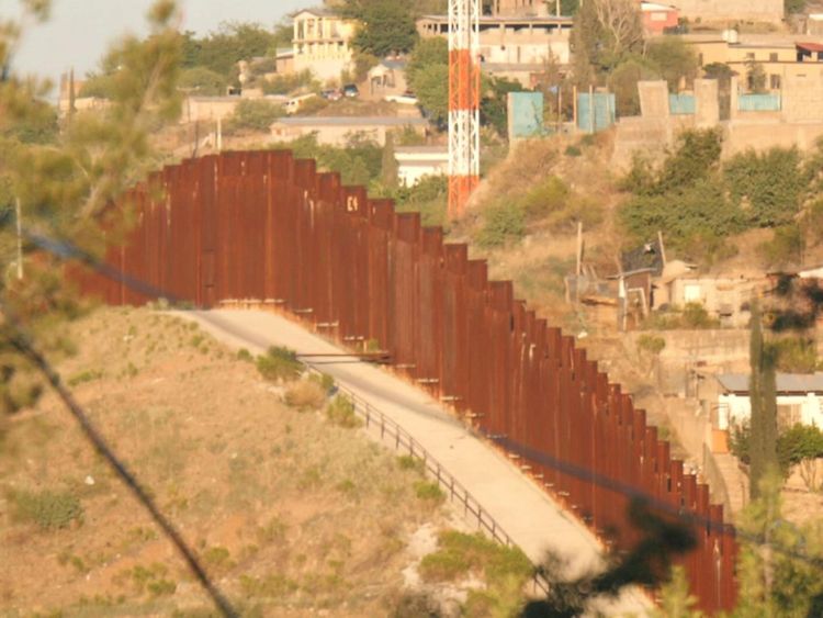 Nogales est divisé en deux par une clôture rouge rouillée.