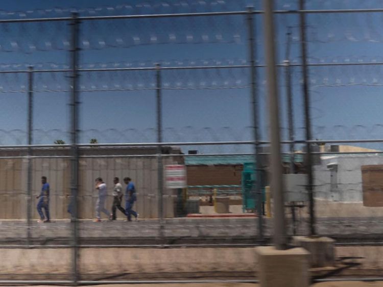 Ceux qui entrent illégalement aux États-Unis se retrouvent souvent dans des centres de détention dans le désert
