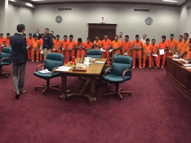 Des dizaines de personnes à la fois sont emmenées dans les salles d'audience américaines dans le cadre de l'opération Streamline