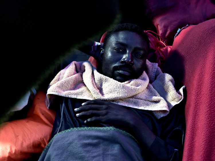  Un migrant photographié à bord du Valence 