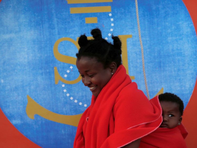 Une femme migrante et son enfant ont été sauvés d'un canot et amenés à Motril, en Espagne