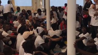  Migrants à bord du Verseau en direction de l'Espagne "srcset =" https://e3.365dm.com/18/06/320x180/skynews-migrants-aquarius-spain_4337075.jpg?20180615165015 320w, https: //e3.3 65dm.com/18/06/640x380/skynews-migrants-aquarius-spain_4337075.jpg?20180615165015 640w, https://e3.365dm.com/18/06/736x414/skynews-migrants-aquarius-spain_4337075.jpg?20180615165015 736w, https://e3.365dm.com/18/06/992x558/skynews-migrants-aquarius-spain_4337075.jpg?20180615165015 992w, https://e3.365dm.com/18/06/1096x616/skynews-migrants -aquarius-spain_4337075.jpg? 20180615165015 1096w, https://e3.365dm.com/18/06/1600x900/skynews-migrants-aquarius-spain_4337075.jpg?20180615165015 1600w, https://e3.365dm.com/18 /06/1920x1080/skynews-migrants-aquarius-spain_4337075.jpg?20180615165015 1920w, https://e3.365dm.com/18/06/2048x1152/skynews-migrants-aquarius-spain_4337075.jpg?20180615165015 2048w "sizes =" (min-largeur: 900px) 992px, 100vw 