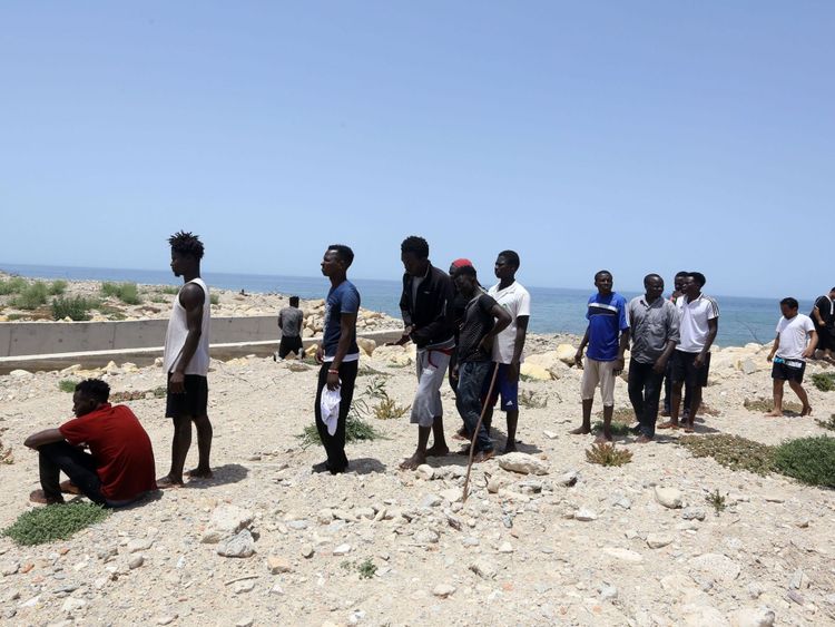Les migrants qui ont survécu au naufrage d'un canot gonflable au large de la Libye arrivent sur la côte d'al-Hmidiya, à l'est de la capitale Tripoli le 29 juin 2018. - Les corps de trois bébés ont été retrouvés et une centaine de personnes ont disparu après qu'un bateau de migrants a coulé au large des côtes de la Libye, les survivants et les garde-côtes ont dit. (Photo par Mahmud TURKIA / AFP) (Crédit photo devrait lire MAHMUD TURKIA / AFP / Getty Images)