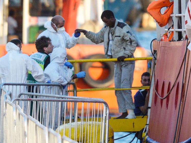 Les migrants sont aidés par le MV Lifeline & # 39; à Malte