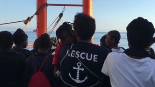 Un convoi composé de 630 migrants a accosté à Valence, en Espagne, dans la matinée du dimanche 17 juin.

Ces images montrent des gens sur le SOS Méditerranée Aquarius, l'un des navires composant le convoi, acclamant, dansant et écoutant les traducteurs alors que les côtes de Valence se rapprochent.