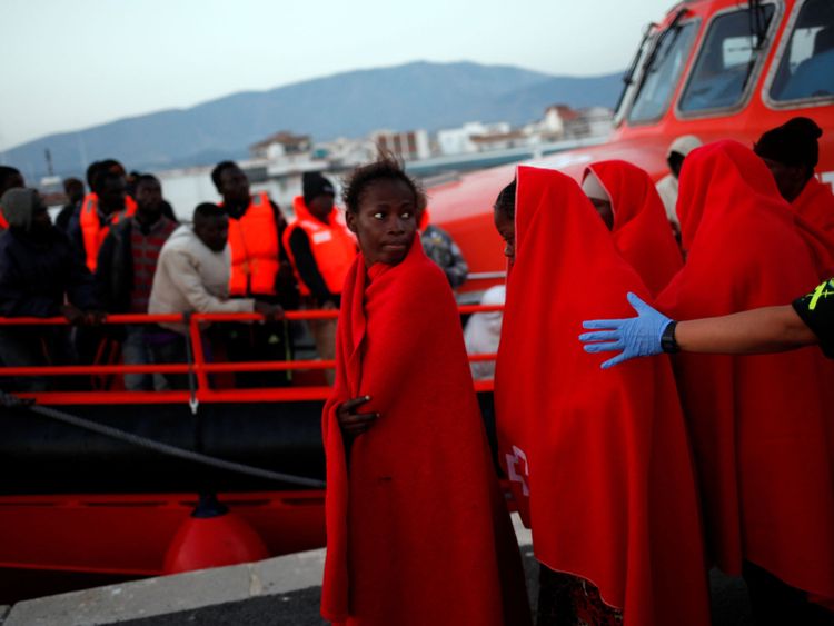Les migrants arrivant sur un bateau de sauvetage au port espagnol de Motril vendredi