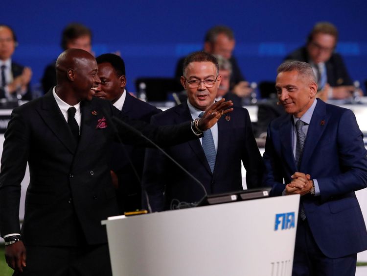  Fouzi Lekjaa, son pays est encore & # 39; déterminé & # 39; Le président de la FA, Fouzi Lekjaa, au centre, a déclaré que son pays était toujours «déterminé» à accueillir le tournoi </span><br />
      </figcaption></figure>
</div>
<p>. Le président du football américain, Carlos Corderio, a déclaré mercredi après le succès de sa candidature: </p>
<p> "Merci beaucoup pour cet incroyable honneur." "Merci de nous avoir confié le privilège d'accueillir la Coupe du Monde de la FIFA en 2026. </p>
<p>" La belle Le jeu transcende les frontières et les cultures </p>
<p> "Le football d'aujourd'hui est le seul vainqueur." </p>
<p> "Dans cet esprit, nous souhaitons la meilleure des chances à tous les hôtes russes et à toutes les équipes présentes." </p>
<p> Donald Trump les nouvelles, tweetant: "Les États-Unis, avec le Mexique et le Canada, viennent de remporter la Coupe du monde. Félicitations – beaucoup de travail acharné! »</p>
<div class=