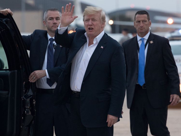  Donald Trump agite alors qu'il quitte Air Force One à son retour aux Etats-Unis 