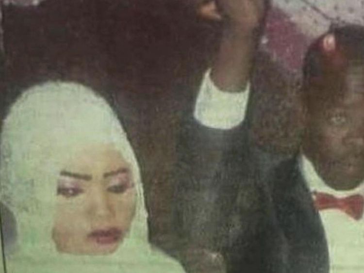 Noura apparaît malheureuse et craintive à son mariage