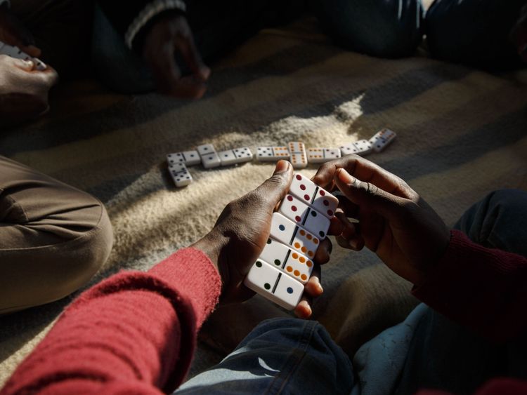  Des migrants jouent aux dominos sous un survol à Vintimille. Pic: Oxfam / Agostino Loffredi 
