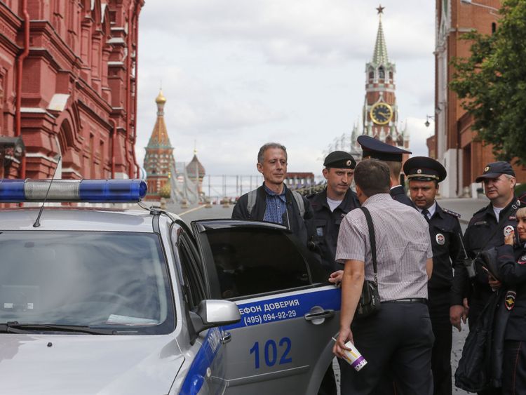  Les policiers russes arrêtent le militant britannique des droits des homosexuels Peter Tatchell à la suite de sa manifestation anti-Poutine à Moscou le 14 juin 2018. (Crédit: Maxim ZMEYEV / AFP) (Crédit photo: MAXIM ZMEYEV / AFP / Getty Images)
