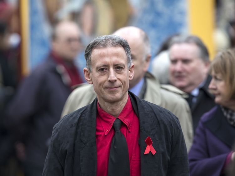  LONDRES, ANGLETERRE - 27 MARS: Peter Tatchell arrive à l'église St Margaret à assister aux funérailles de Tony Benn le 27 mars 2014 à Londres, en Angleterre. Tony Benn, ancien ministre du Travail et opposant à la guerre en Irak, est décédé le 14 mars 2014 à l'âge de 88 ans. (Photo par Oli Scarff / Getty Images)
