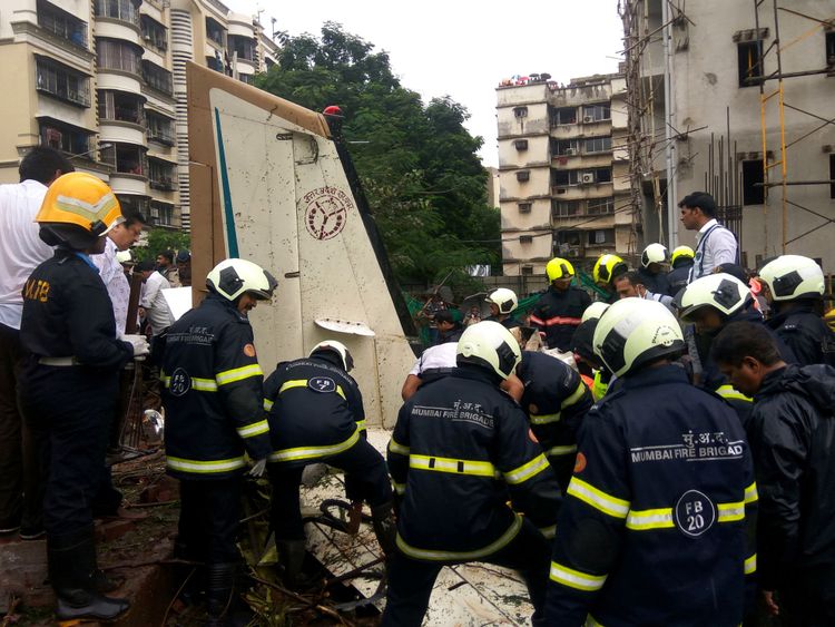 Services d'urgence sur la scène de l'accident à Mumbai