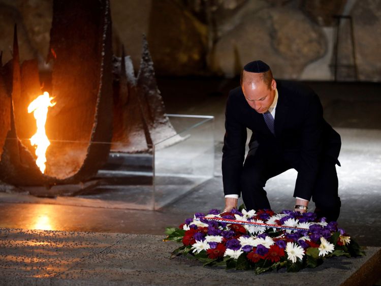 William dépose une couronne lors d'une cérémonie commémorant les six millions de juifs tués par les nazis 