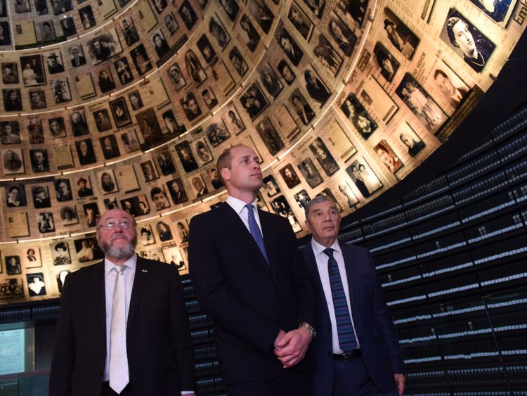William, président de Yad Vashem Avner Shalev et le grand rabbin britannique Ephraim Mirvis visitent la salle des noms 