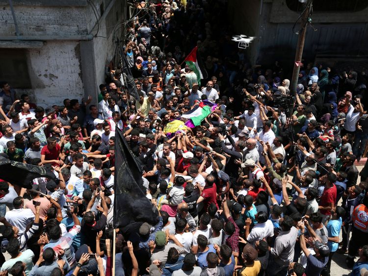  Des personnes portent le corps de l'infirmière palestinienne Razan Al-Najar 