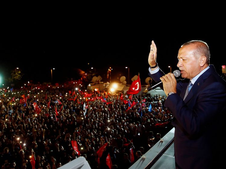 Recep Tayyip Erdogan s'adresse à ses partisans à Istanbul