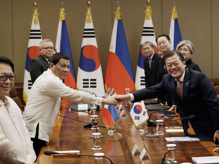  M. Duterte serre la main au président sud-coréen Moon Jae In 