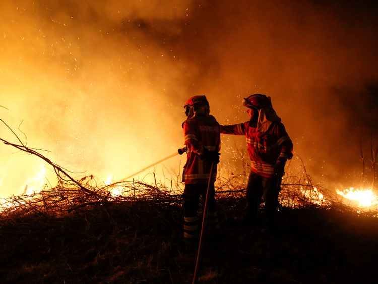  Les pompiers tentent d'éteindre les flammes d'un feu de forêt à Cabanoes près de Lousa, au Portugal, le 16 octobre 2017 